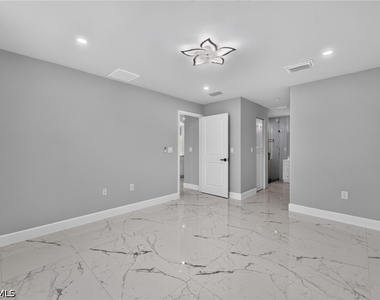 3211 43rd Street Sw - Photo Thumbnail 4