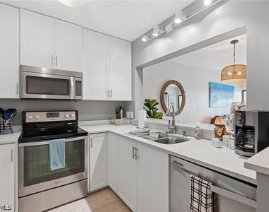 803 River Point Drive - Photo Thumbnail 6