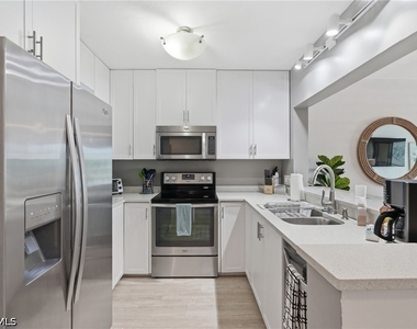 803 River Point Drive - Photo Thumbnail 5