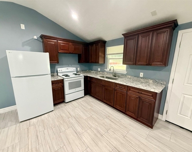 9013 Puritan Way - Photo Thumbnail 5