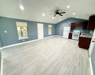 9013 Puritan Way - Photo Thumbnail 4