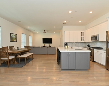 1117 W 16th Street - Photo Thumbnail 11