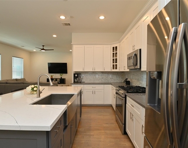 1117 W 16th Street - Photo Thumbnail 22