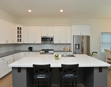 1117 W 16th Street - Photo Thumbnail 20