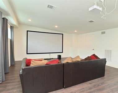 1117 W 16th Street - Photo Thumbnail 44
