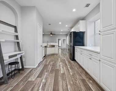 421 Livingstone Lane - Photo Thumbnail 6