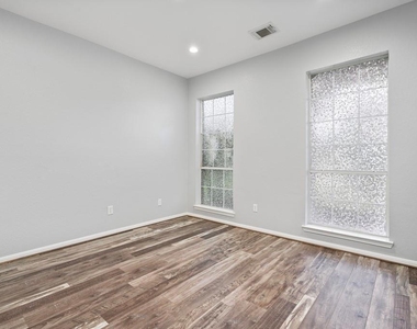 421 Livingstone Lane - Photo Thumbnail 5