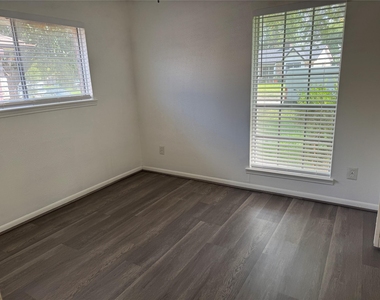 9330 Tooley Drive - Photo Thumbnail 7