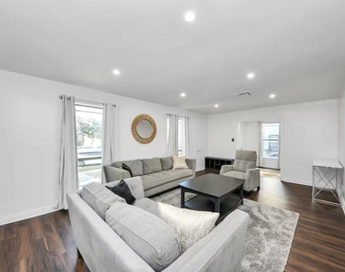 3217 Binz Street - Photo Thumbnail 2
