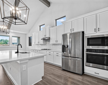 2600 Golden Palms Lane - Photo Thumbnail 11