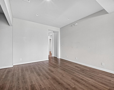 2600 Golden Palms Lane - Photo Thumbnail 3