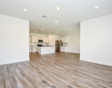 1115 Yaupon Dr - Photo Thumbnail 11