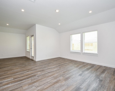 1115 Yaupon Dr - Photo Thumbnail 12