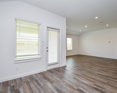 1115 Yaupon Dr - Photo Thumbnail 8
