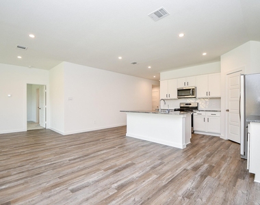1115 Yaupon Dr - Photo Thumbnail 9