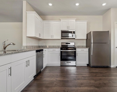 15865 Berry Hill Drive - Photo Thumbnail 5