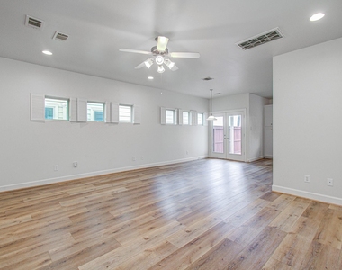 624 E 39th Street - Photo Thumbnail 8
