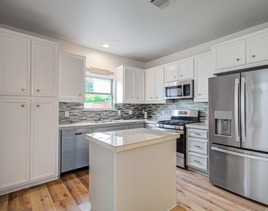 624 E 39th Street - Photo Thumbnail 13