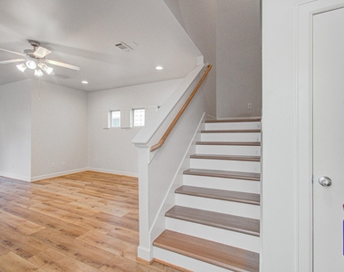 624 E 39th Street - Photo Thumbnail 6