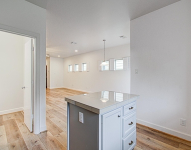 624 E 39th Street - Photo Thumbnail 16