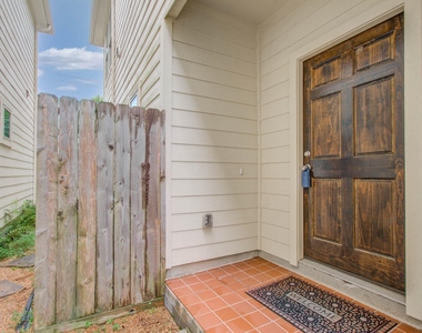 624 E 39th Street - Photo Thumbnail 5