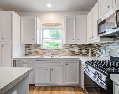 624 E 39th Street - Photo Thumbnail 15
