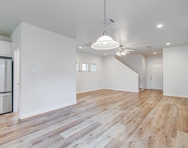 624 E 39th Street - Photo Thumbnail 11