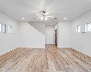624 E 39th Street - Photo Thumbnail 12