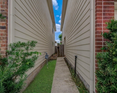 624 E 39th Street - Photo Thumbnail 4