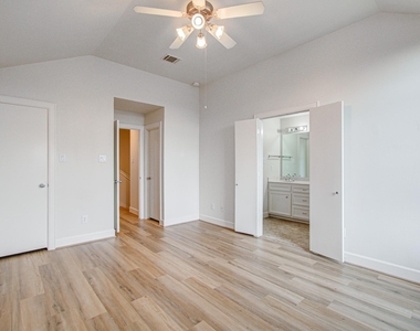 624 E 39th Street - Photo Thumbnail 21