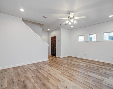 624 E 39th Street - Photo Thumbnail 9