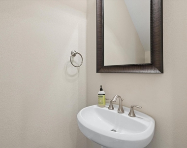 814 W 26th Street - Photo Thumbnail 24