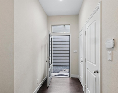 814 W 26th Street - Photo Thumbnail 15