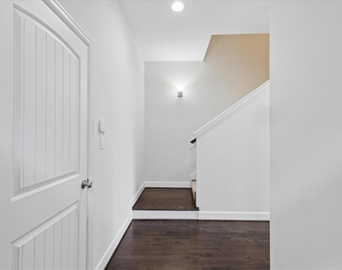 814 W 26th Street - Photo Thumbnail 13