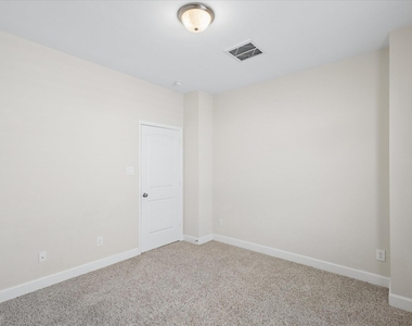 814 W 26th Street - Photo Thumbnail 5