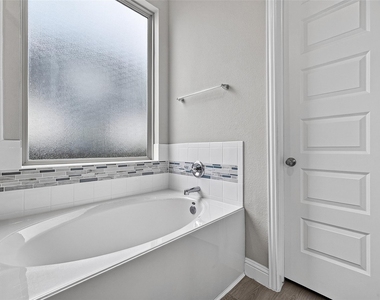 6506 Tiburon Lakes Drive - Photo Thumbnail 23