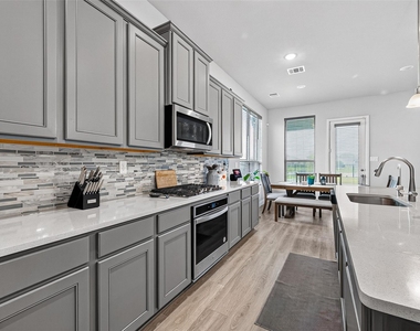6506 Tiburon Lakes Drive - Photo Thumbnail 12