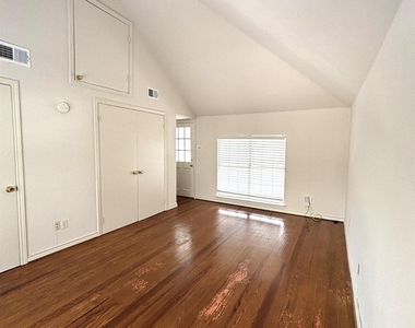 3918 Driscoll Street - Photo Thumbnail 8