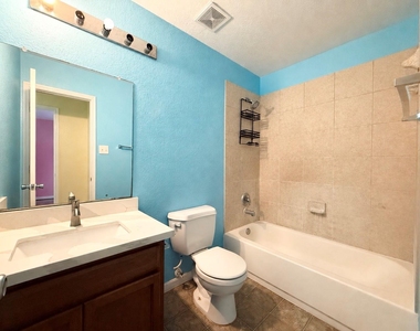 910 Staffordale Manor Lane - Photo Thumbnail 11