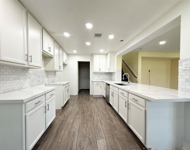 910 Staffordale Manor Lane - Photo Thumbnail 4
