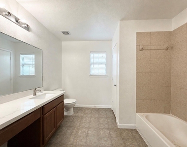 910 Staffordale Manor Lane - Photo Thumbnail 7