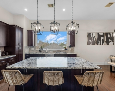 209 Burr Street - Photo Thumbnail 3