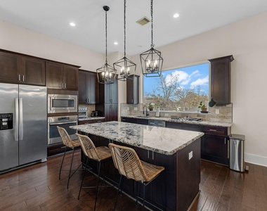 209 Burr Street - Photo Thumbnail 2