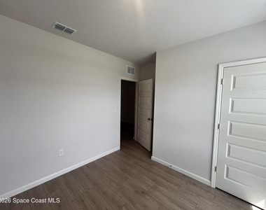 1493 Garabaldi Circle Se - Photo Thumbnail 3