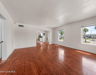 1008 E Strawbridge Avenue - Photo Thumbnail 4