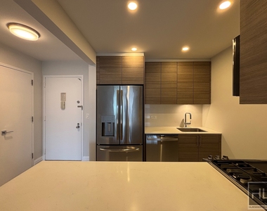 West 48th Street - Photo Thumbnail 3