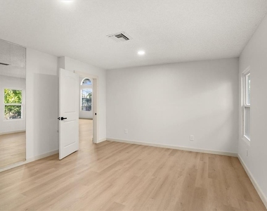 8725 Erie Lane - Photo Thumbnail 18