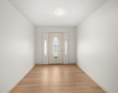 8725 Erie Lane - Photo Thumbnail 7