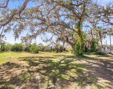 8725 Erie Lane - Photo Thumbnail 4