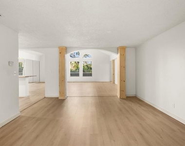 8725 Erie Lane - Photo Thumbnail 9